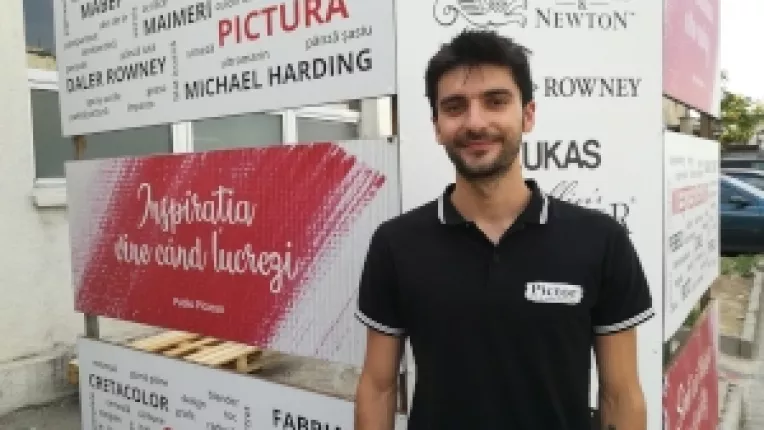 Alin Ionescu personalizeaza tenisi, face tablouri la comanda si, mai nou, se ocupa de arta digitala