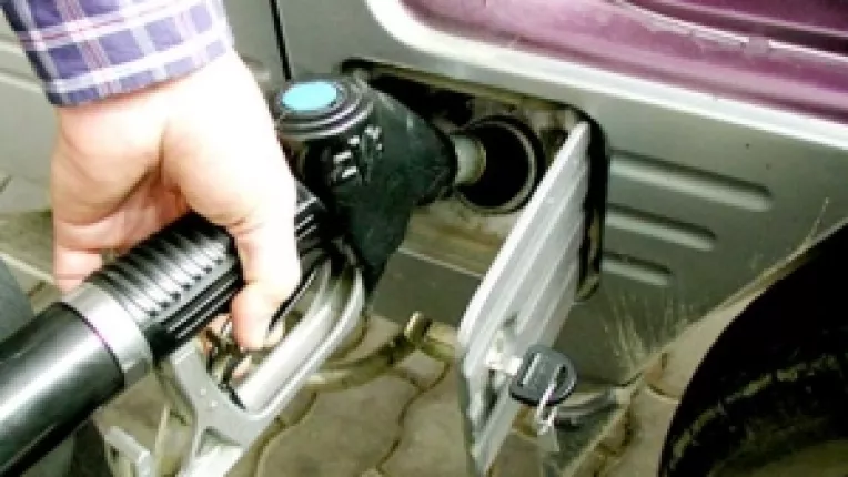 Benzina si motorina mai scumpe cu 6 bani pe litru