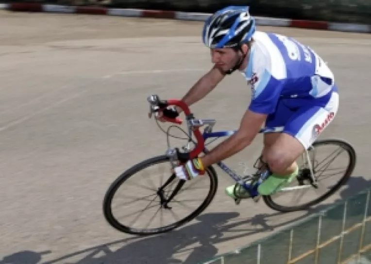 Caz incredibil: Un ciclist a fost atacat de un arbitru, cu un aparat electrosoc