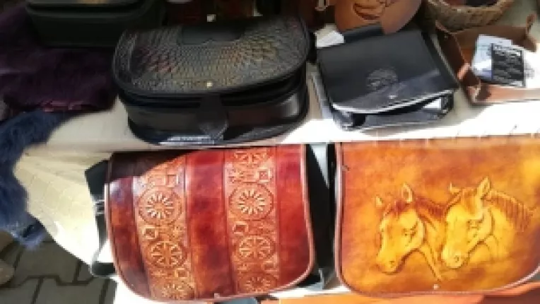 Diana Szekernyes din Cluj: Cel mai bine au mers gentile de piele stantate cu cai!