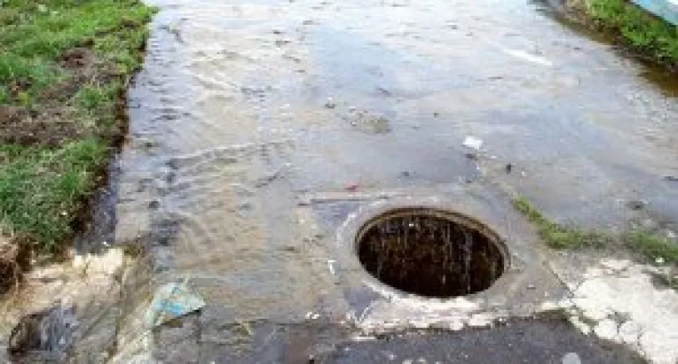 Mirosul canalizarilor din Targu Bujor, tratat cu euro