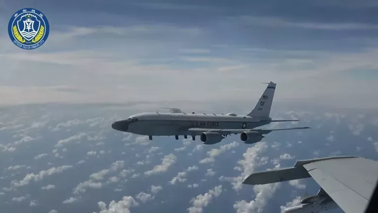 Momentul in care un avion de vanatoare chinezesc ii "taie fata" unei aeronave militare a SUA