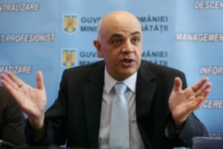 Pe Basescu il roade invidia: Profesionistul Raed Arafat este cel mai popular om din Romania