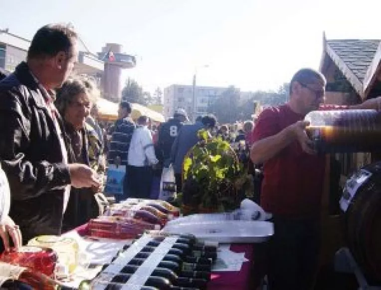 Peste 120 de producatori si comercianti, prezenti la targul de toamna