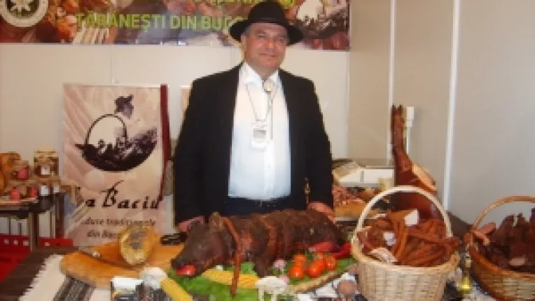 Produse traditionale din Bucovina, la standul lui Ion Taran Baciu, la targul de la Palatul Parlamentului