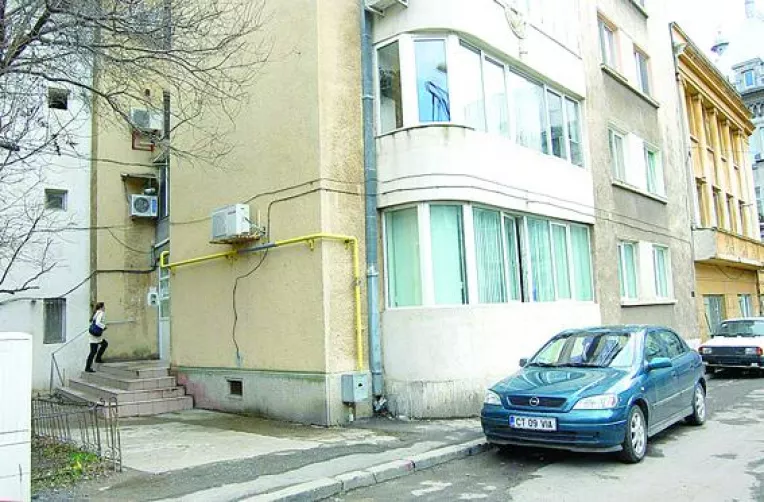 Profit de zeci de miliarde, dar denumirea scrisa cu pixul pe perete. Vinovatul pentru tragedia de la Oradea Plaza, un SRL de apartament din Constanta