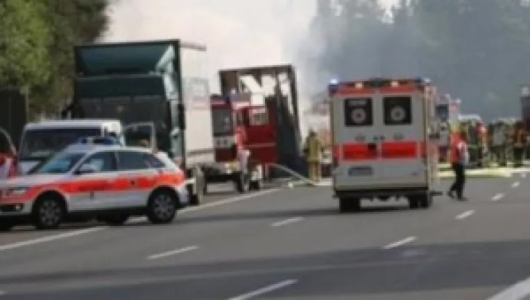Un autocar plin cu oameni a luat foc pe o autostrada din sudul Germaniei