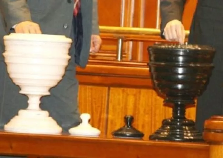 Validarea motiunii de cenzura: Opozitia are nevoie de 18 voturi de la PD-L si UNPR sau de la minoritatile nationale