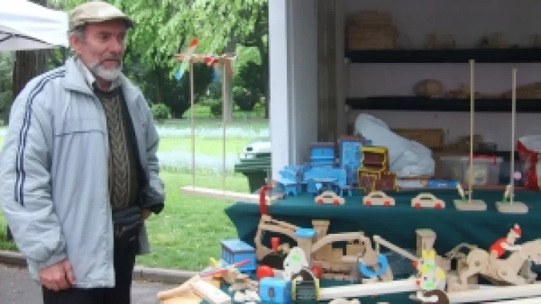 
Zoltan Bedo din judetul Harghita: "De 15 ani lucrez jucarii din lemn!"